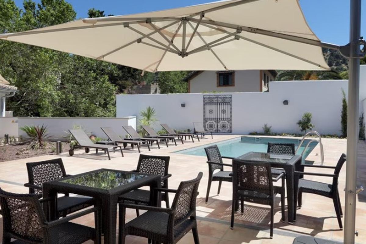 Aurea Washington Irving By Eurostars Hotel Company Granada Dış mekan fotoğraf A cantilever umbrella